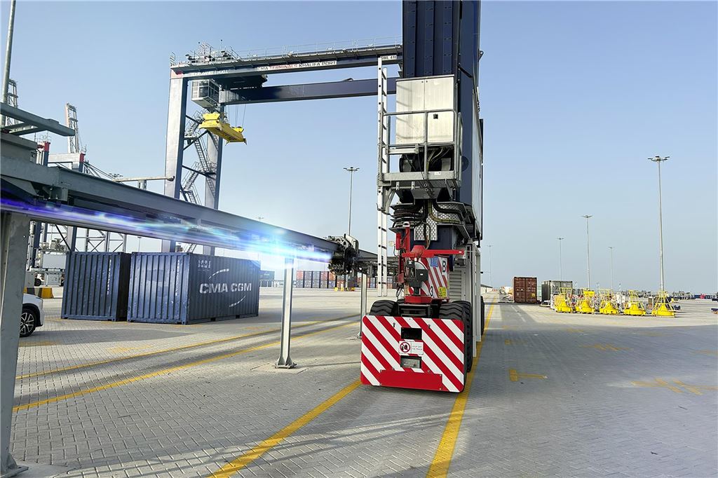 Vahle mit Hendrik Wüst als Wirtschaftsbotschafter in Abu Dhabi Ein automatisierter Containerkran im Port Khalifa in Abu Dhabi.