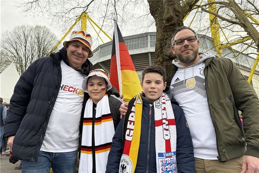 Vater Jörg und Sohn Tim (links) waren beide noch nie bei einem Länderspiel. Sie sind mit Björn und seinem Sohn Clemens nach Dortmund gekommen.