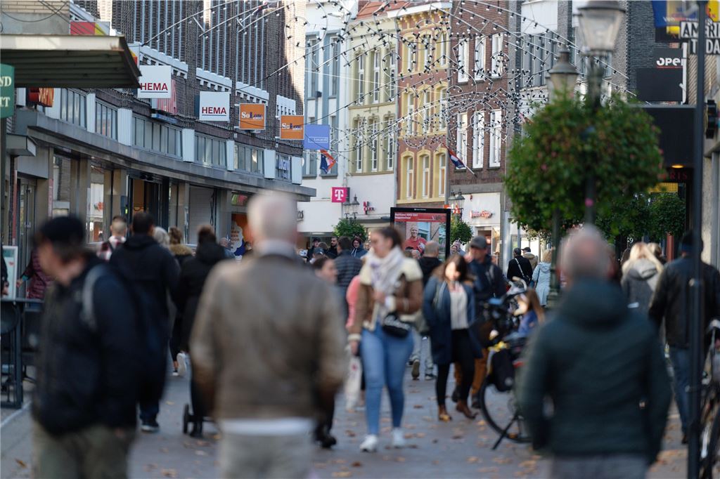 Von Unna ans Meer: Die schönsten Reiseziele für das 9-Euro-Ticket Venlo ist eine beliebte Einkaufstadt, weil der Ort erstens reizvoll ist und zweitens direkt hinter der Grenze liegt. Wer sich einen netten Tag machen und mit typisch niederländischen Produkten eindecken will, kann von Unna aus auch bequem mit der Bahn fahren.