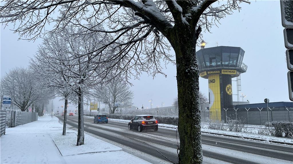 Verkehr auf der Chaussee in Holzwickede...