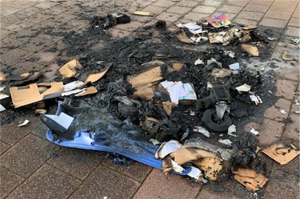 Schulhof hinter Gittern: Gemeinde Holzwickede reagiert auf Vandalismus Verkohlte Überreste eines großen Blauen Papiercontainers. Hätte der zu nah am Gebäude gestanden, hätte das CSG in Brand geraten können, so die Gemeinde Holzwickede.