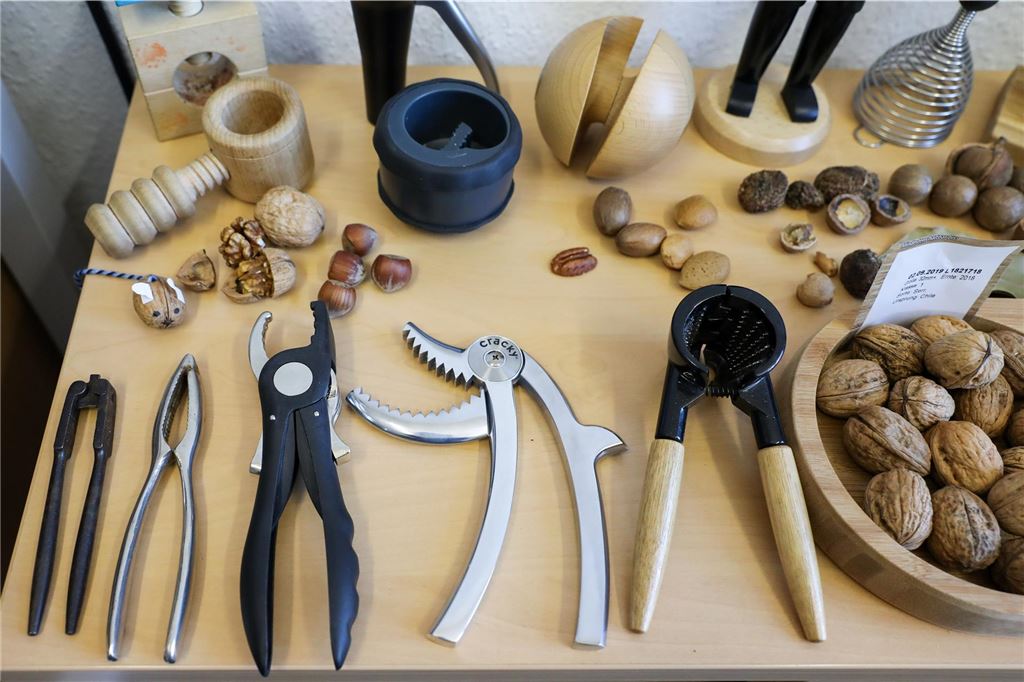 Walnüsse öffnen leicht gemacht: Sechs Methoden im Überblick Verschiedene Werkzeuge, um Nüsse zu knacken.