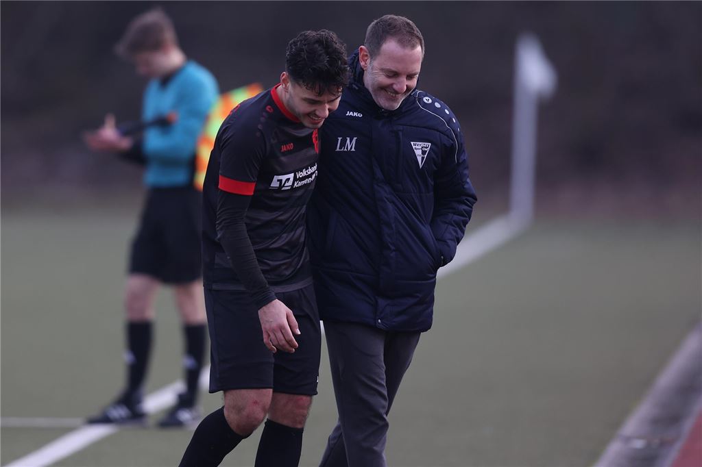 Riesen-Comeback beim Werner SC nach eineinhalb Jahren Verletzungspause Henry Poggenpohl und Lars Müller stehen zusammen und lachen.