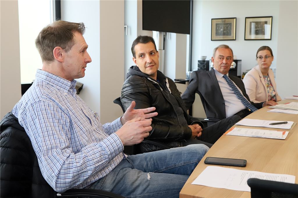Bevor irgendetwas gebaut wird: Stadt rechnet mit 140.000 Euro für Eishallen-Experten Vertreter der Initiative „Unna braucht Eis“ und der Stadtverwaltung besprechen sich regelmäßig in einer Projektgruppe. Das Bild zeigt Wilhelm Ruck (v. l.), Ingo Malak, Bürgermeister Werner Kolter und die Sport-Beigeordnete Kerstin Heidler.