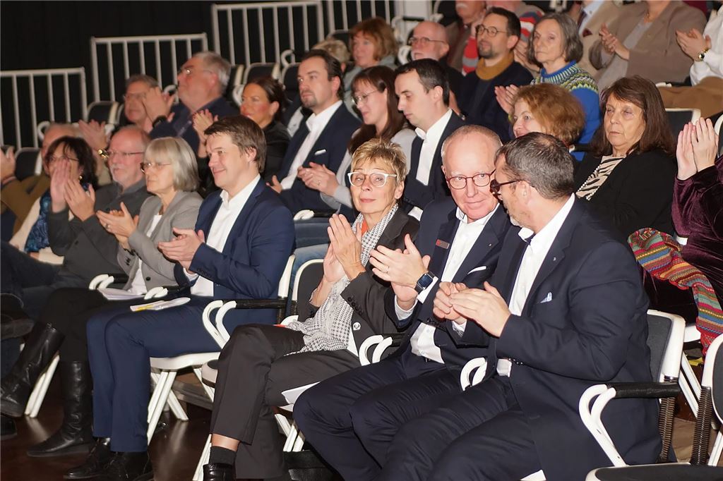 Vertreter der Jury für den Preis „Gute Seele“: Von rechts Mirco Rienhoff und Jürgen Schneider aus dem Vorstand der Sparkasse UnnaKamen, Holzwickedes Bürgermeisterin Ulrike Drossel, Hellweger-Anzeiger-Chefredakteur Matthias Langrock und Monika Schröer, stellvertretende Bürgermeisterin von Fröndenberg.