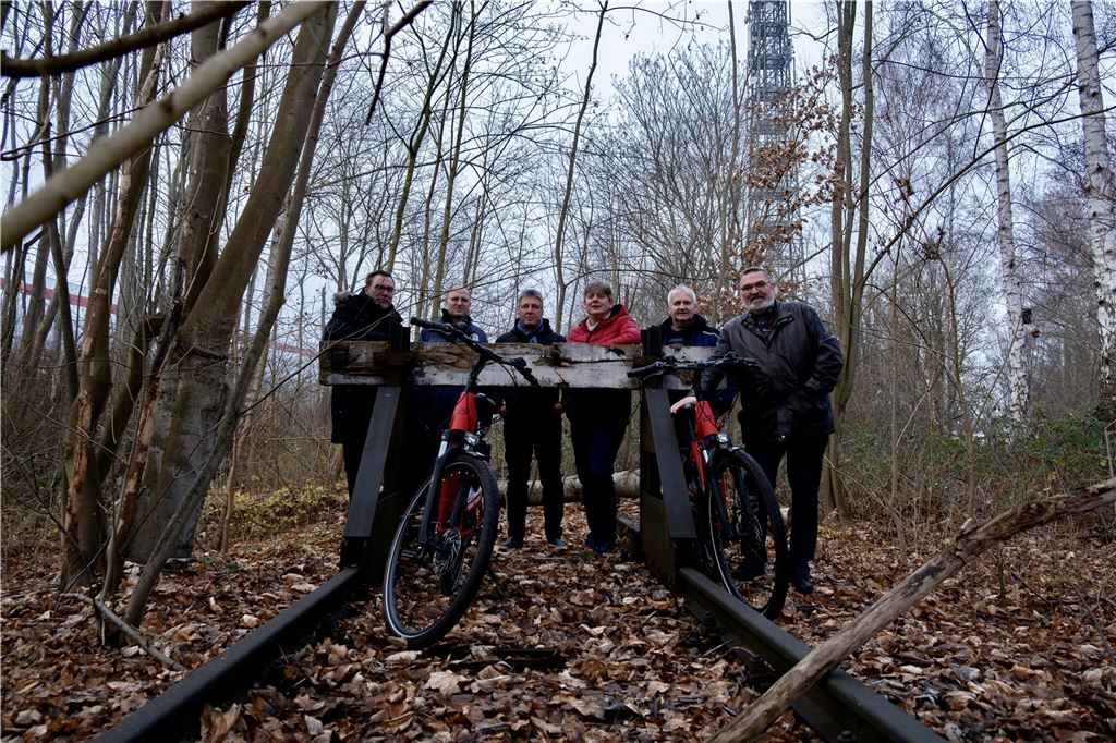 Kettler-Brücke für RS1: Abriss droht, falls nicht schnell gehandelt wird Vertreter der SPD-Fraktion im Ruhrparlament, der Kommunalpolitik vor Ort sowie dem Beigeordneten Dr. Uwe Liedtke (3.v.l.) und Fachbereichsleiter Matthias Breuer (2.v.l.) haben sich die Kettler-Bahn-Trasse angeschaut.