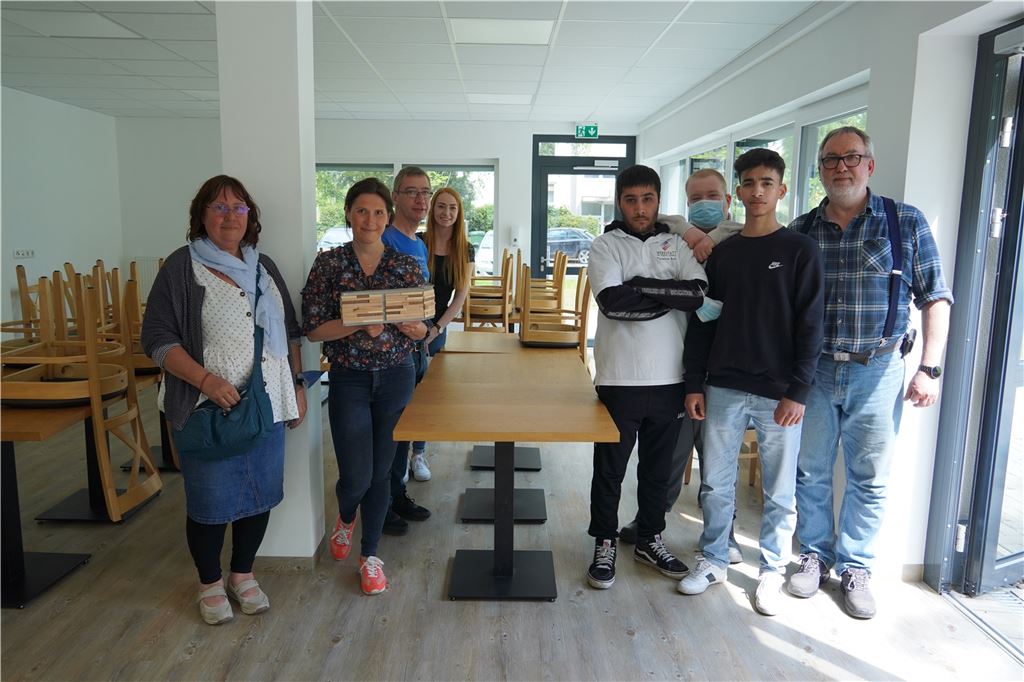 Begegnungscafé in Königsborn ist schon vor seiner Eröffnung wertvoll Vertreter von Stadt und Kreis Unna sowie der Werkstatt im Kreis Unna kamen zusammen, um den Fortschritt des Begegnungscafés und die Arbeit der Jugendlichen in Augenschein zu nehmen.