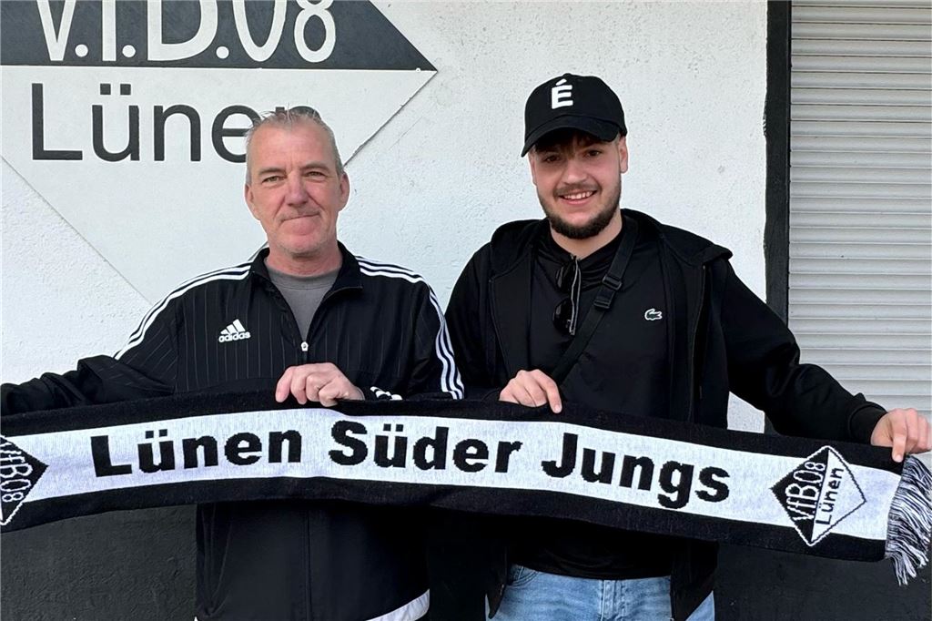VfB Lünen holt Ex-Preußen Levin Inkmann vom SuS Oberaden II Carsten Broda und Levin Inkmann halten einen Schal in die Kamera.