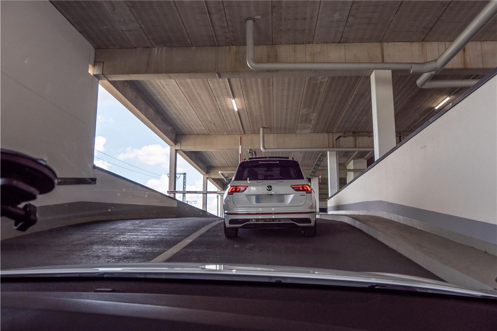 Keuchel kontert: Neue Rahmenbedingungen für Markt auf Massener Fläche Ein Auto fährt eine Parkhauseinfahrt hinauf