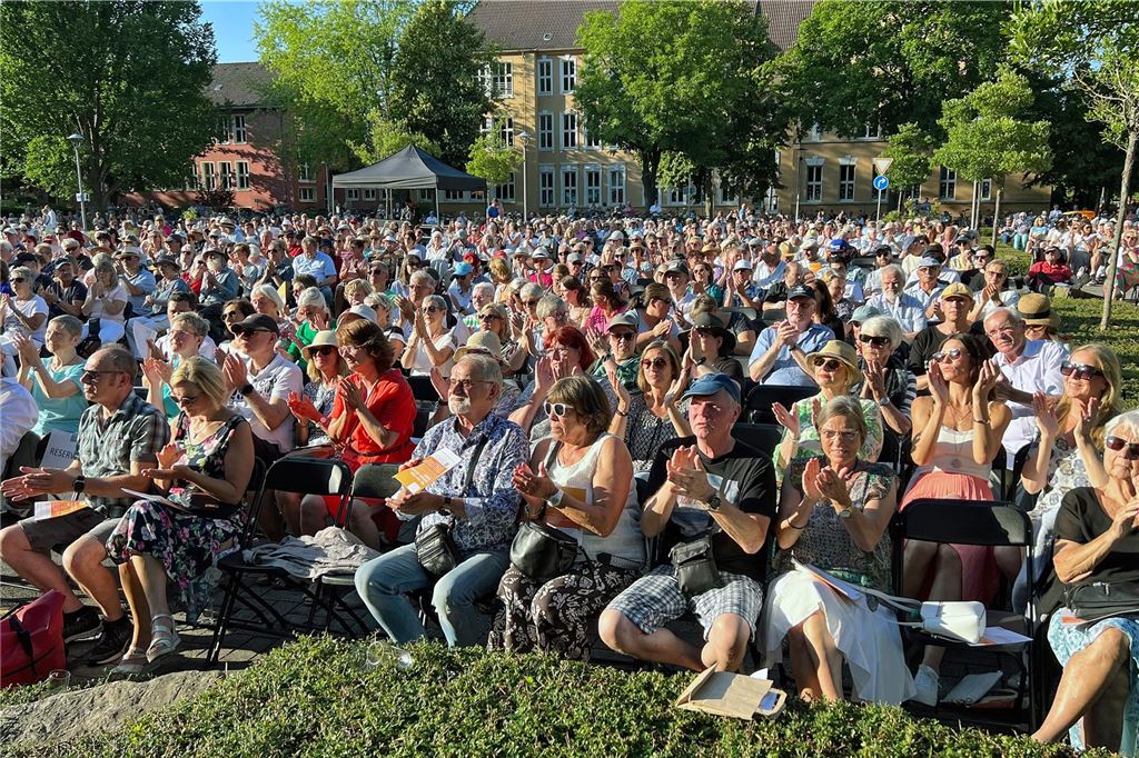 Picknick trifft Philharmonie: Kulturschmaus mit Wein, Käse und Schinken Viel Publikum trotz hoher Temperaturen und viel Sonne. Die Zuschauer freuten sich über das große Engagement der Musiker, die offenbar selbst viel Spaß bei ihrem vorzüglichen Spiel hatten.