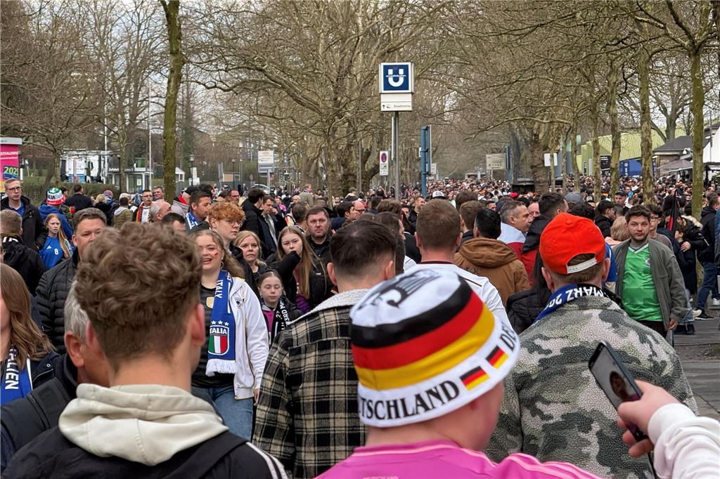 Viele Fans sind unterwegs zum Stadion.