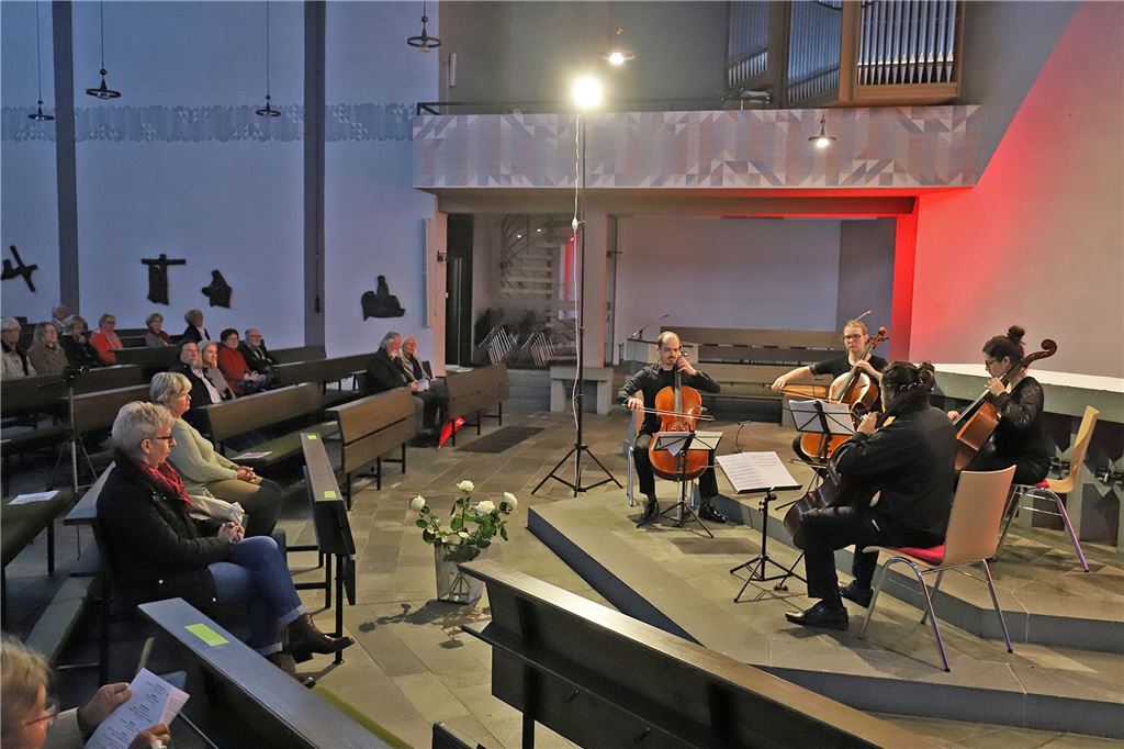 Corona-Pause endet mit Live-Konzert zum Weltklimatag Viele freie Plätze unddennoch ausverkauft: Wegen der Corona-Schutzbestimmungen durften nur 70 Personen in die Kirche – und die mussten Abstand zueinander halten.