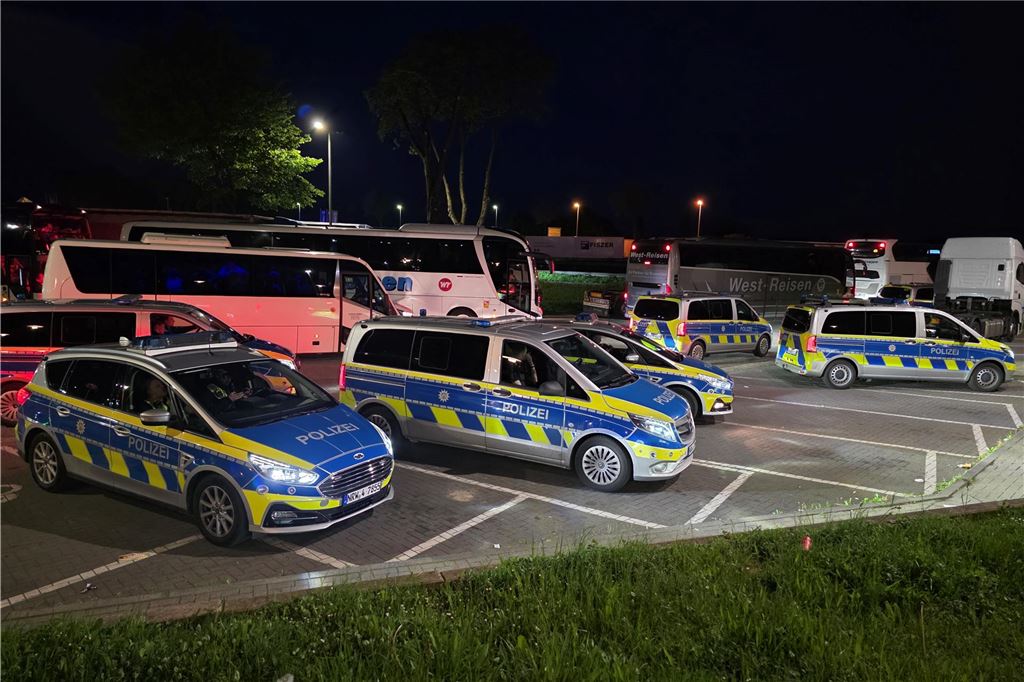 Fußballfans lösen Polizeieinsatz an Rastplatz aus: Viele Polizei am Abend vor Ort Viele Polizeiwagen waren am Abend an der Raststätte Lichtendorf Nord in Dortmund zu sehen.