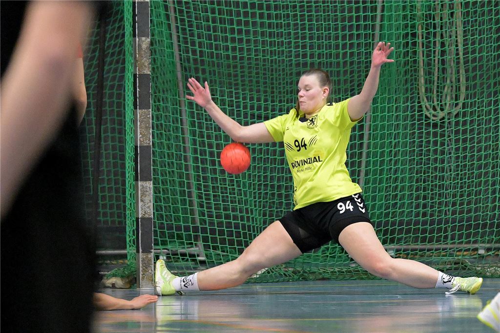 Lüner SV Handball verabschiedet sich mit Kantersieg aus der Saison Vivien Thun hält einen Ball.