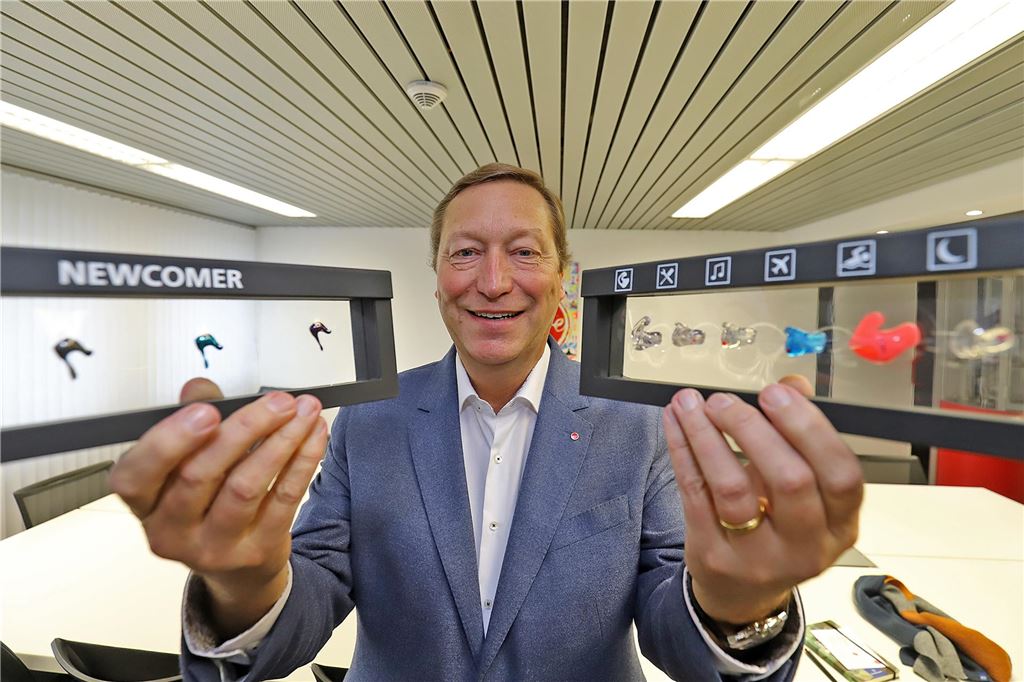 Medizintechnik-Weltmarktführer Dreve bleibt in Unna verwurzelt Unternehmer Volker Dreve zeigt verschiedene Produkte