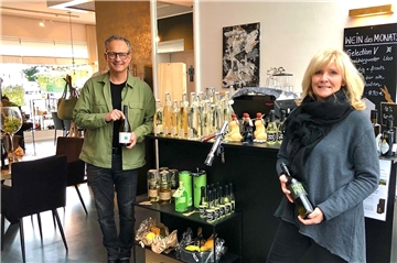 Volker Stahlschmidt und seine Frau sind selbst vor Ort und beraten gerne zu Weinen und weiteren Produkten sowie zur Kunst.