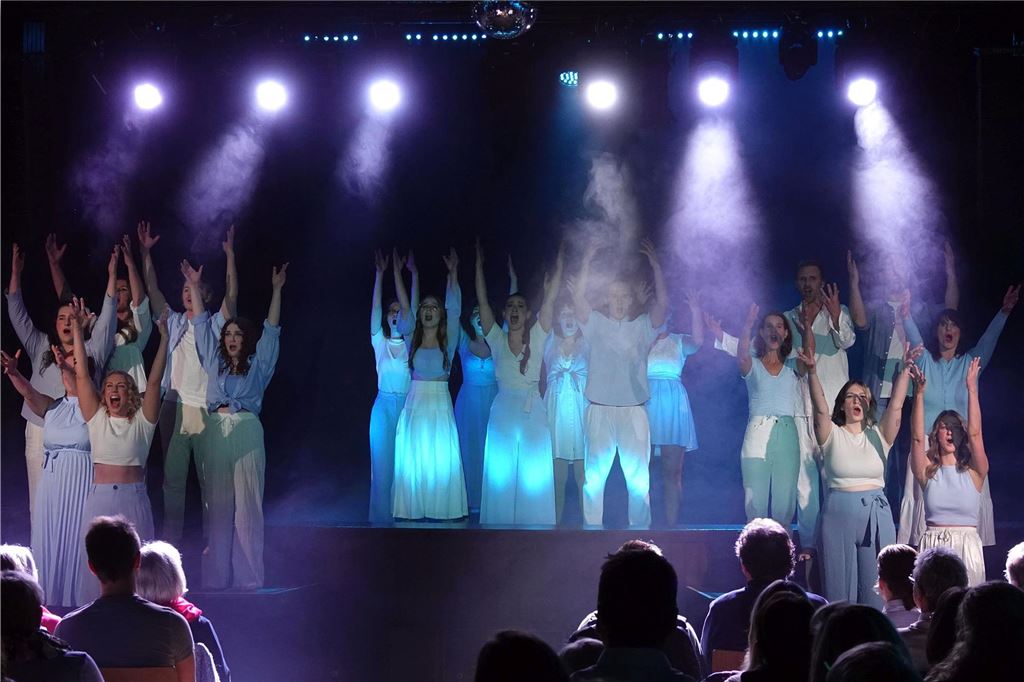 Musicalgala 2024 in Holzwickede: Voll besetzt war die Bühne, als die Darstellerinnen und Darsteller Szenen aus der "Eiskönigin" aufführten.