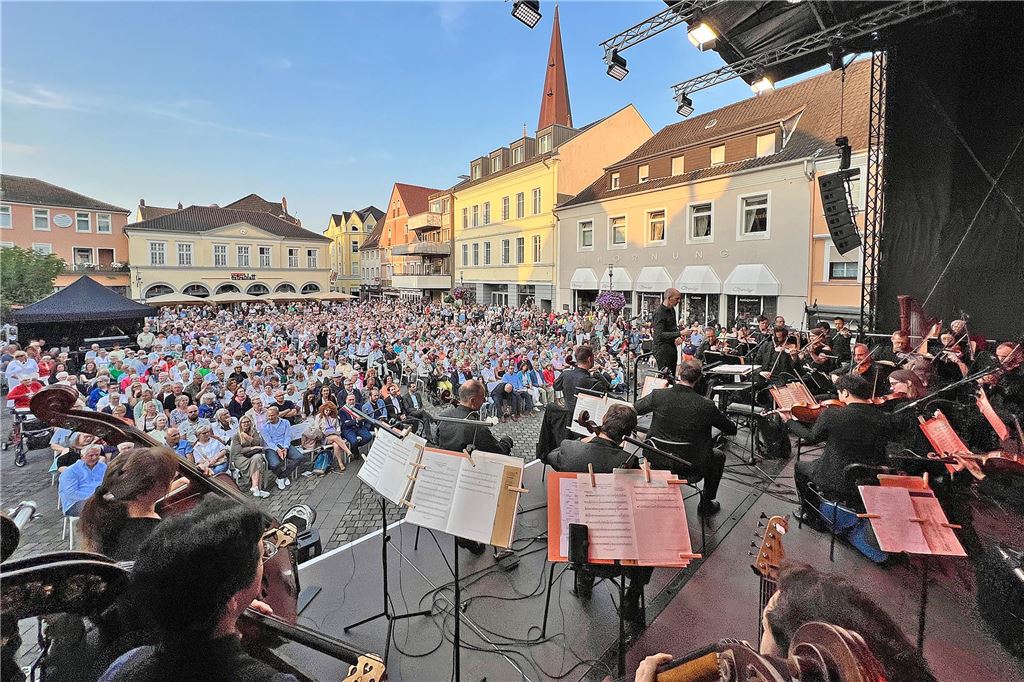 „Viva Italia“: Konzert auf dem Alten Markt sorgt für Urlaubsgefühle Voll war es auf dem Alten Markt beim Konzert der Neuen Philharmonie Westfalen, die ihren Zuhörern ein abwechslungsreiches Programm bot.