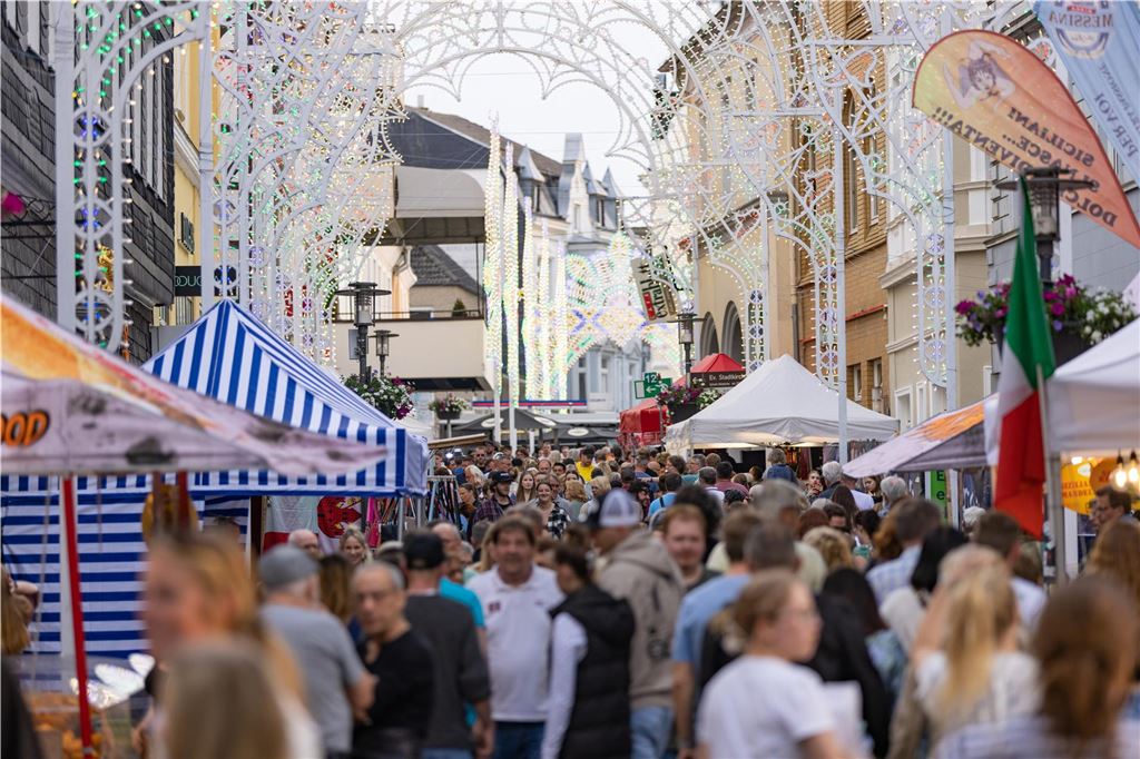 Von verrückter Wissenschaft bis zu musikalischen Weltreisen Eine volle Fußgängerzone während der Festa Italiana 2023 in Unna.