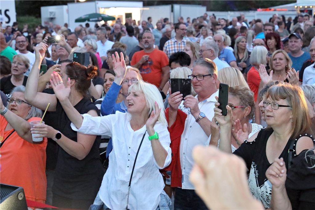 Bernhard Brink, Burning Heart und König Fußball rocken Schützenheide Volles Haus in der Schützenheide: Heideparty lockte wieder viele hungrige Partygäste an.