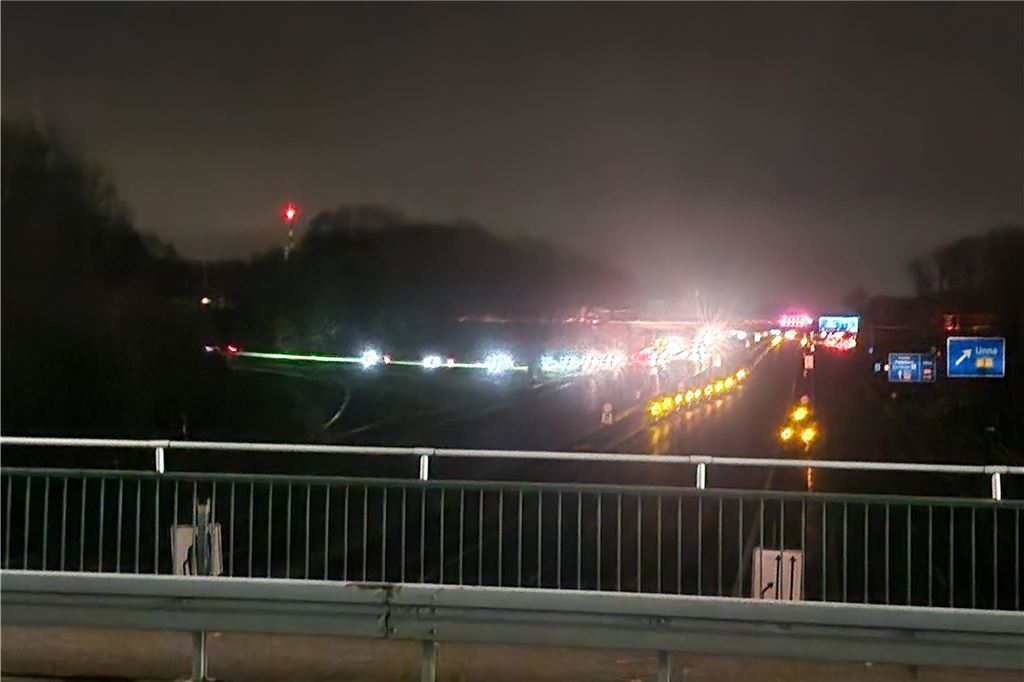 2.000 Tonnen auf Rädern, A1 gesperrt: Liveblog vom spektakulären Brückenbau in Unna Vollsperrung: Der Verkehr von der A1 aus Süden wird am Autobahnkreuz Dortmund/Unna abgeleitet.