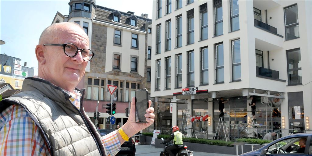 Projekt Café Extrablatt: Peter Hoffmann war mit dem Handy immer dabei Vom Abriss der alten Geschäftshäuser bis zur Eröffnung des Café Extrablatt hat Peter Hoffmann (70) alle Phasen des Neubauprojektes an der Ecke Hüsingstraße/Nordwall mit seinem Handy dokumentiert.