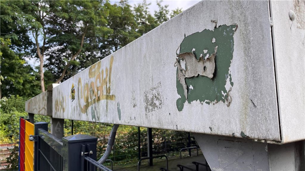 Neue Fahrradstation am Bahnhof Königsborn wirft Fragen auf Vom Dach der alten Fahrradabstellanlage blättert Farbe ab, daneben sind Graffiti.