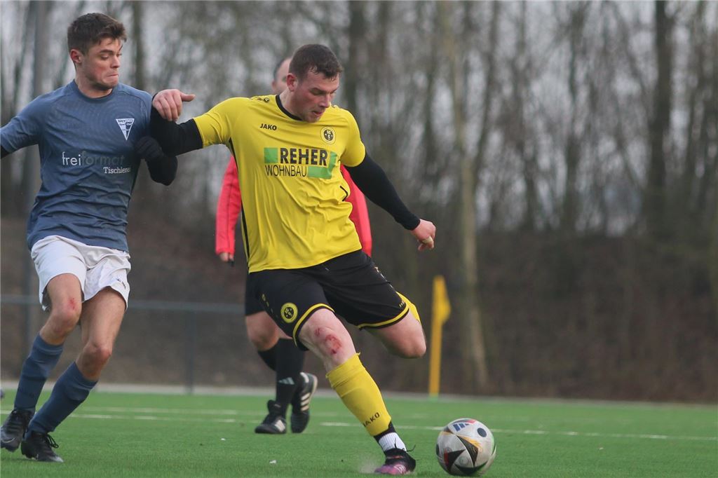 Janis Hölscher schießt den Ball.