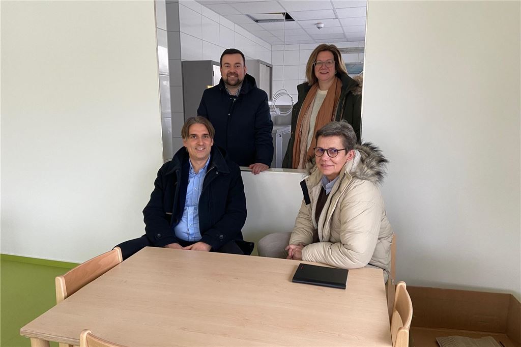 Exklusiver Einblick in die neue Kita Wandhofen: Kinder ziehen bald ein Christian Vöcks, Dimitrios Axourgos, Bianca Böse und Stephanie Austmeyer sitzen im Speisesaal der neuen Kita in Schwerte-Wandhofen an einem Tisch.
