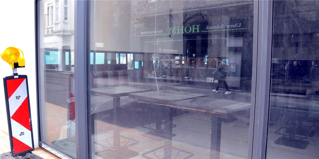 Tische stehen schon: Café Extrablatt peilt Eröffnung in wenigen Wochen an Vom wieder freigegebenen Gehweg an der Friedensstraße aus ist hinter den Scheiben des Café Extrablatt schon die aufgestellte Inneneinrichtung mit Tischen und Bänken zu erspähen.