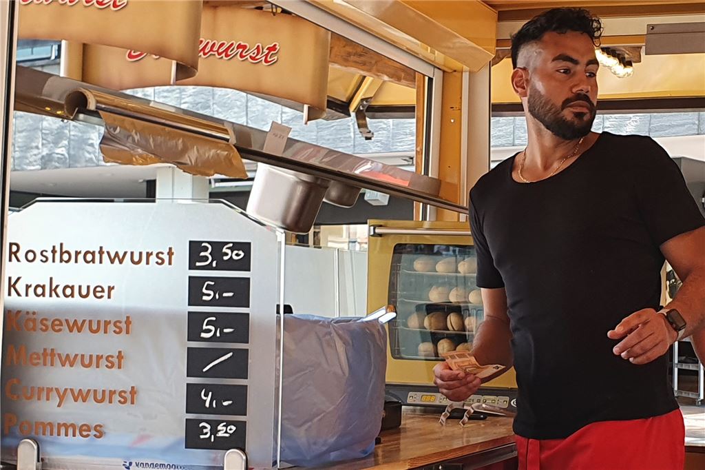 Kritik an 5-Euro-Pommes: Das sagen die Wendlers zu ihren Preisen Von jeder verkauften Wurst müssen auch die Mitarbeiter am Imbissstand bezahlt werden.