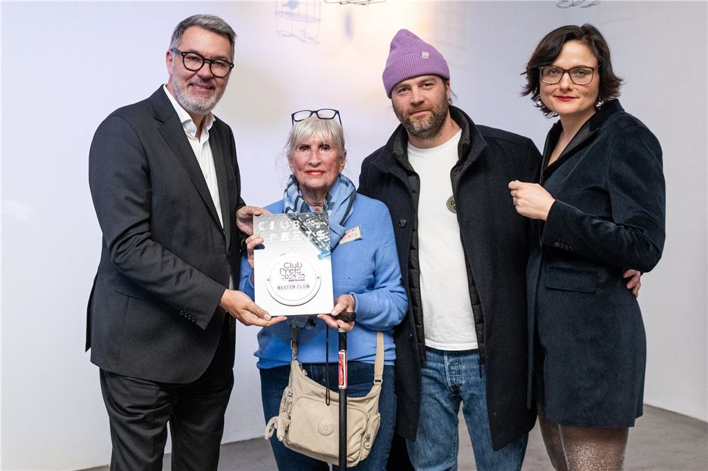 Warum der Preis für Oma Doris ein Preis für alle ist Dortmunds Oberbürgermeister Thomas Westphal überreicht Doris Schulenkorf und Ben Bolderson (Betreiber Diskothek Oma Doris) den Dortmunder Clubpreis.