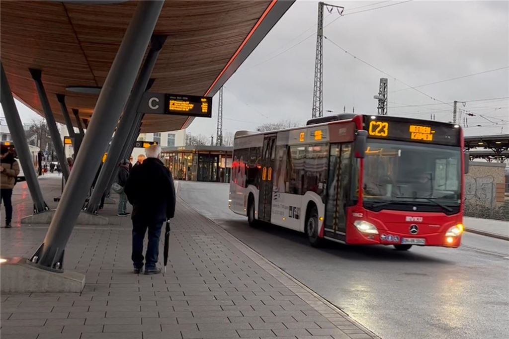 Im Schnitt drei Menschen im Bus – Stadt prüft ÖPNV-Lösung für Hemmerde Ein Bus fährt ab vom Busbahnhof in Unna.