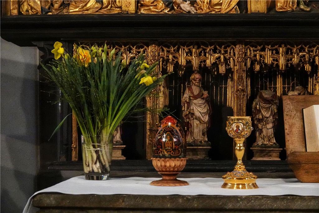 Premiere in St. Viktor: 500 Jahre alte Flügel erstmals vor Publikum bewegt Vor 30 Jahren schenkten orthodoxe Christen der russischen Partnerstadt Pjatigorsk der ev. Kirchengemeinde Schwerte einen Messkelch und ein Schmuck-Ei als Symbol des Lebens zum 470-jährigen Altarjubiläum.
