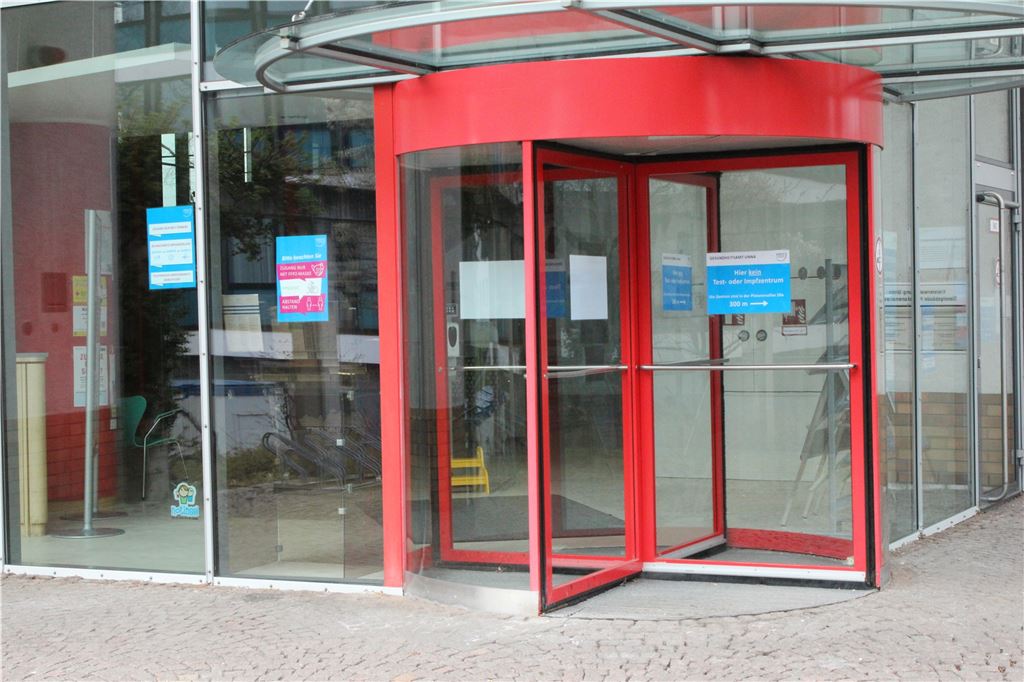 Informationspanne bei Impfstelle des Kreises Unna Vor dem Eingangsbereich des Gesundheitsamtes Unna warteten Ulrike Witschaß und ihr Mann vergeblich auf einen zuständigen Mitarbeiter oder eine Mitarbeiterin.