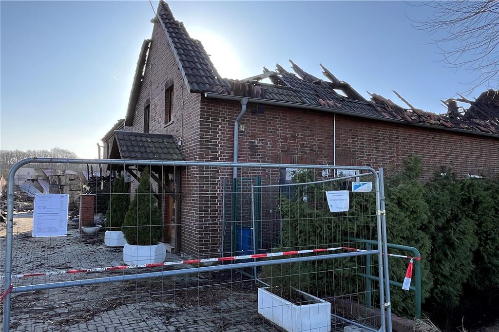 Hofstelle nach Feuer durch Bauordnungsamt und Polizei abgeriegelt Vor dem zerstörten Haupthaus der Hofstelle steht ein Zaun mit Verbotshinweisen der Polizei und der Stadt Unna.