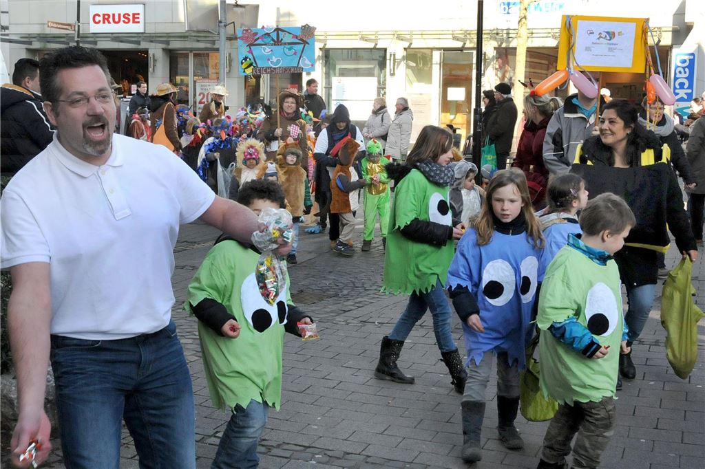 Rosenmontagszug der Schwerter Schulen.