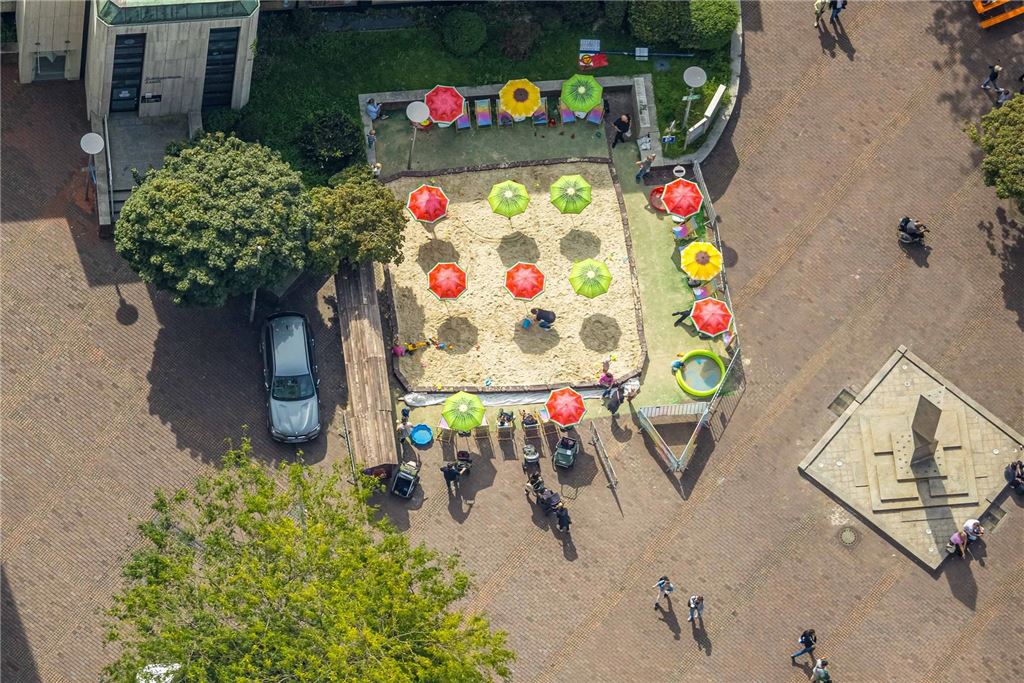 Vor der Katholischen Kirche Unna befindet sich aktuell ein großer Sandkasten gleich neben dem Brunnen auf dem Rathausplatz.