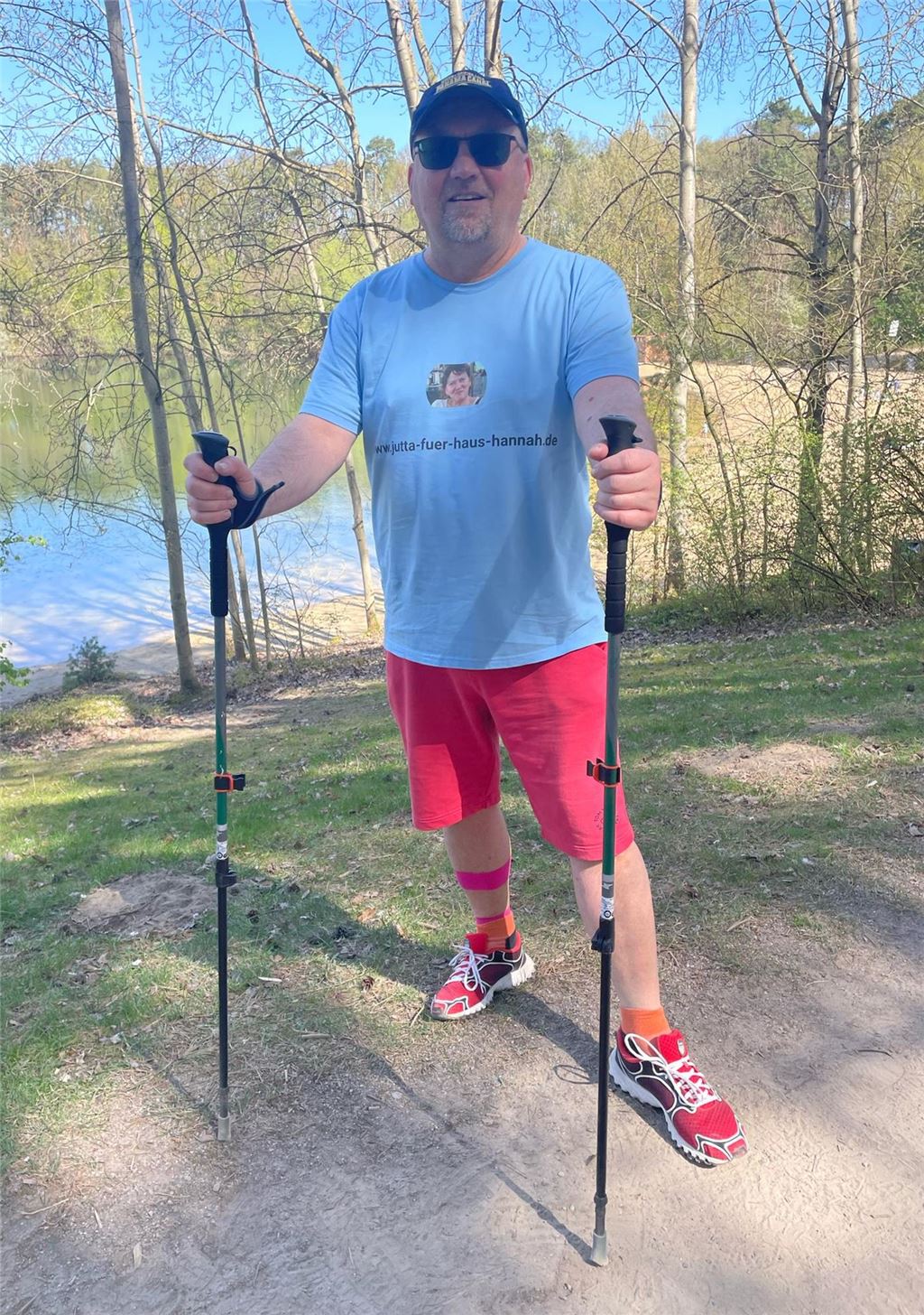Andreas Forster läuft 250-Kilometer-Spendenlauf Andreas Forster steht mit Walking-Stöcken an einem See