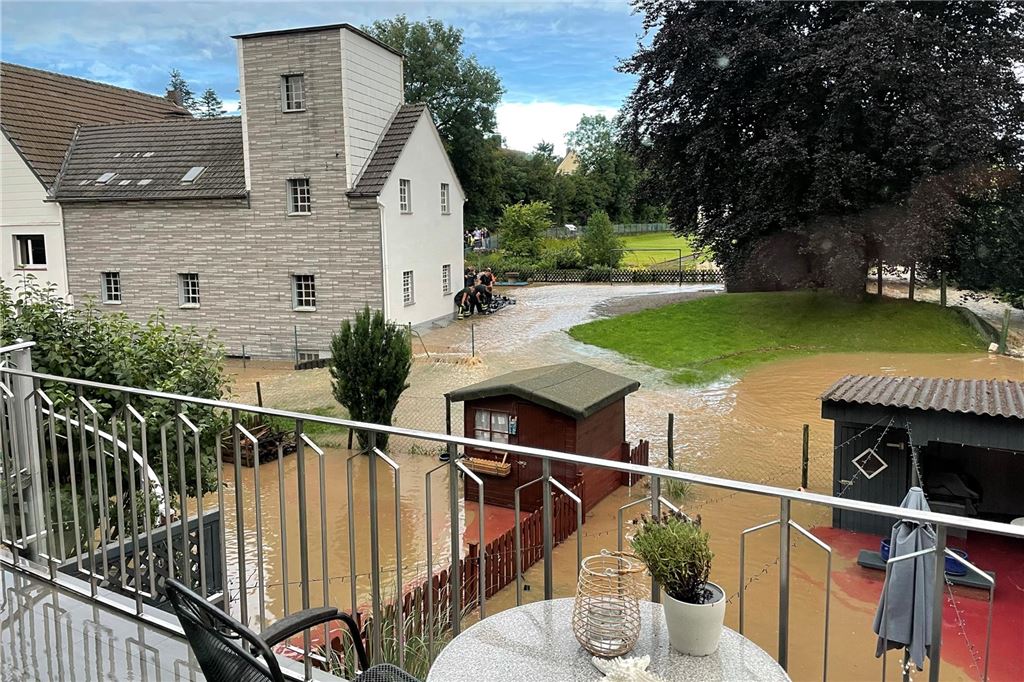 Hochwasser in Massen: Kommt der Regen, steigt die Angst bei den Anwohnern Garten der Familie Pernak in Unna-Massen nach der Hochwasserkatastrophe im Juli 2021: Ein Ölfilm breitet sich aus.
