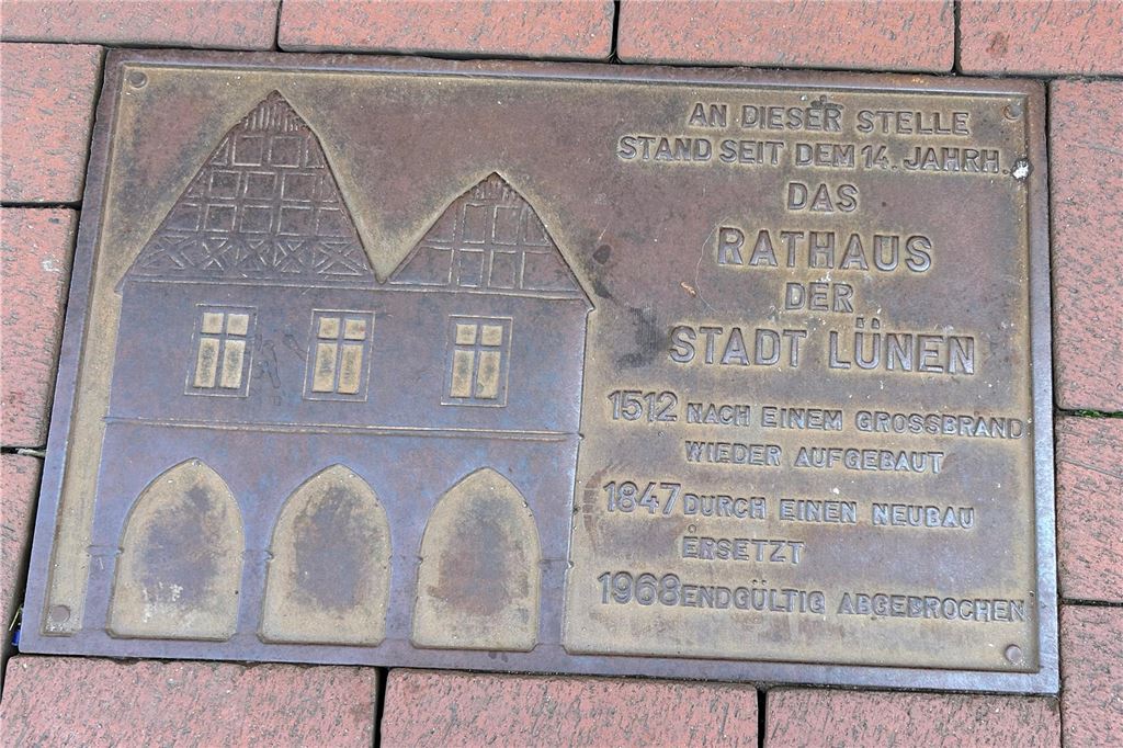 Herzensangelegenheit für Werner Männig: Altes Rathaus als Modell nachgebaut Gedenktafel vor Talia