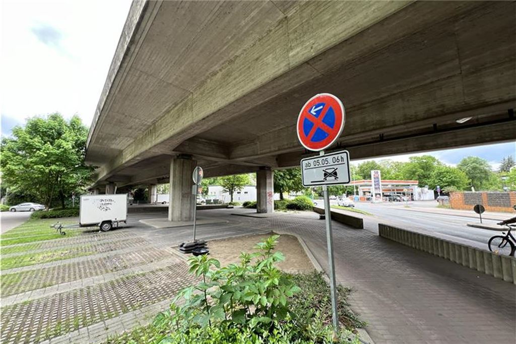 Stadt kündigt Sperrung unter der Hochstraßenbrücke an Parkfläche unter der Hochstraße in Kamen mit einem Halteverbotsschild.
