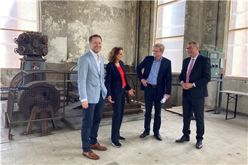 Vorfreude auf Gastronomie im Kokerei-Ambiente (v.l.): Sascha Nies, Denkmalstiftung-Geschäftsführerin Ursula Mehrfeld, Planungsdezernent Ludger Wilde und Sparkassen-Vorstandschef Dirk Schaufelberger in der früheren Gastiefkühlanlage der Kokerei Hansa.