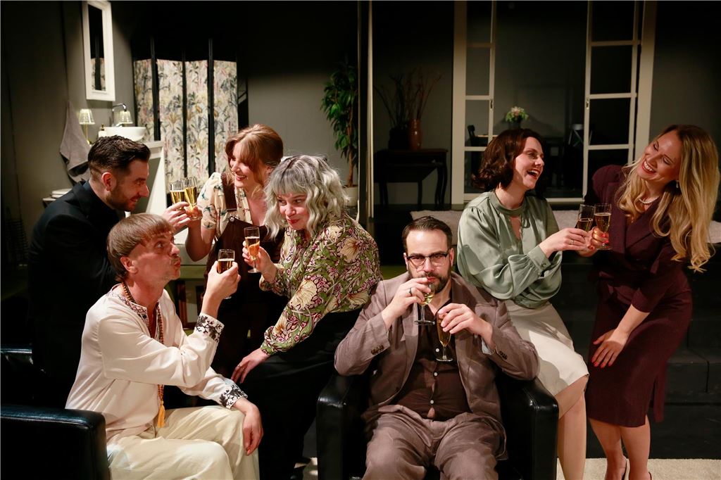 Skurrile Figuren und eine cineastische Inszenierung: „The Party“ Schauspieler des Theater Narrenschiff in Unna spielen das Stück "The Party".