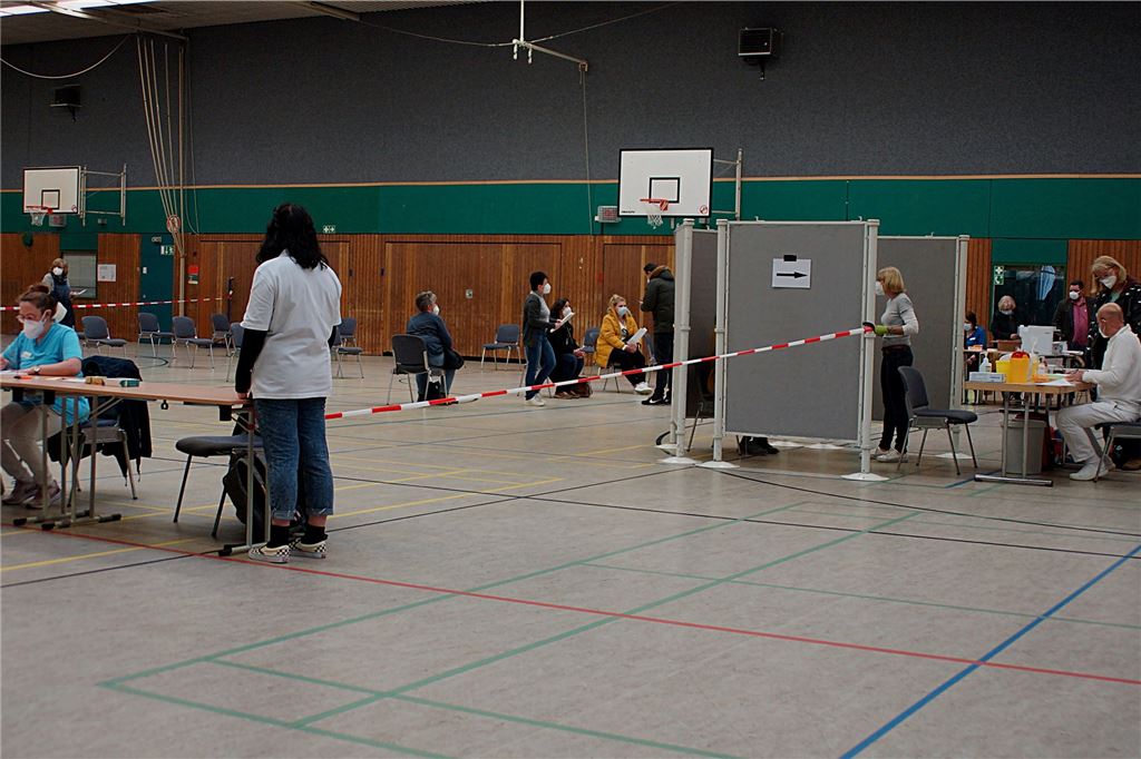 150 Pädagogen bekommen in Holzwickede Stoff von AstraZeneca verabreicht Vorne anmelden (linker Bildrand), rechts oder links zum jeweiligen Arzt, dann am Absperrband vorbei in den Ruhebereich in der Mitte der Halle: der Weg, den die Holzwickeder Pädagogen am Freitag auf der Impfstraße in der Hilgenbaumhalle zurücklegen mussten.