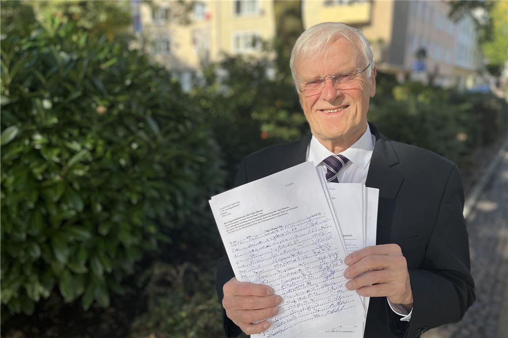 Reißender Fluss oder friedlicher Bach? Überschwemmungen seit 60 Jahren Hartmut Hegeler ist Vorsitzender des Massener Geschichtsforums. Er zeigt die Unterschriften, die er uns seine Mitstreiter für einen schnellen Hochwasserschutz in Massen gesammelt haben.