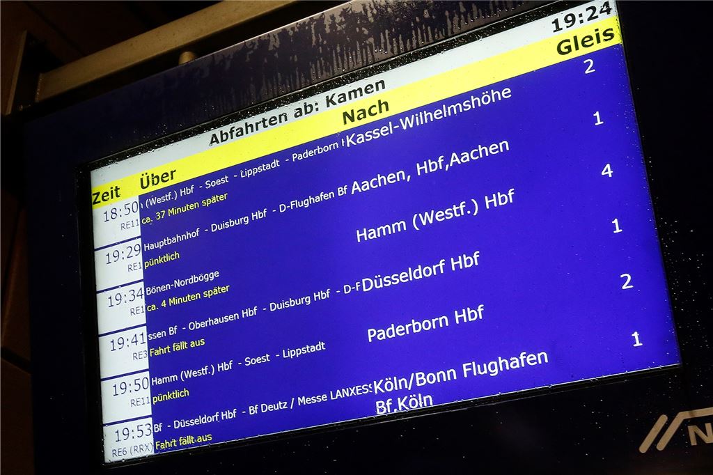 Das lange Warten auf „Sabine“: Der Tag im Liveticker zum Nachlesen Während auf verschiedenen Kanälen verbreitet wird, dass der Zugverkehr wegen des Orkans Sabine eingestellt wurde, zeigt die Anzeige im Kamener Bahnhof, dass noch einige Züge ankommen sollen.