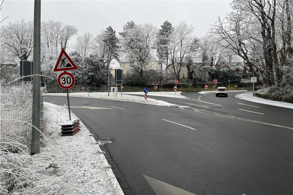 Unterführung an der Kantstraße wird spontan gesperrt Ein provisorisches Schild weist an der Kantstraße auf eine Baustelle sowie die zulässige Höchstgeschwindigkeit von 30 km/h hin. Es ist aber noch nicht im Einsatz.