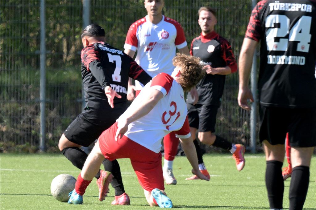 Während der Lüner SV ein spätes Gegentor kassiert, war der BV Lünen gegen Türkspor Dortmund II chancenlos. Der VfB Lünen und BW Alstedde fuhren Siege ein.