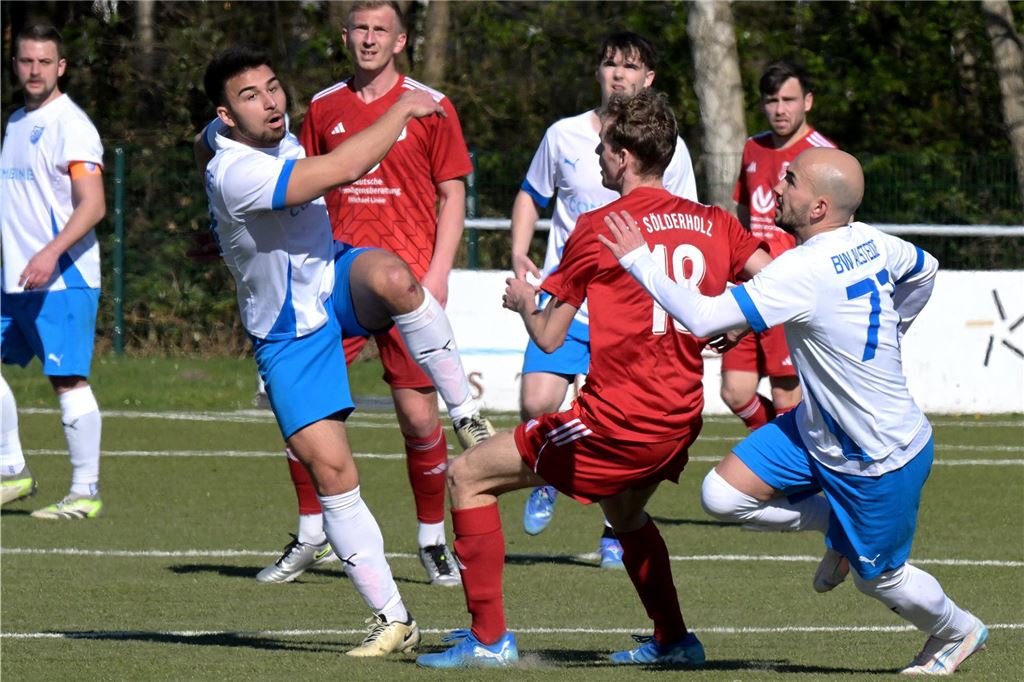 Während der Lüner SV ein spätes Gegentor kassiert, war der BV Lünen gegen Türkspor Dortmund II chancenlos. Der VfB Lünen und BW Alstedde fuhren Siege ein.